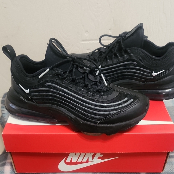 Nike Black and Gray Athletic Shoes - Picture 2 of 4